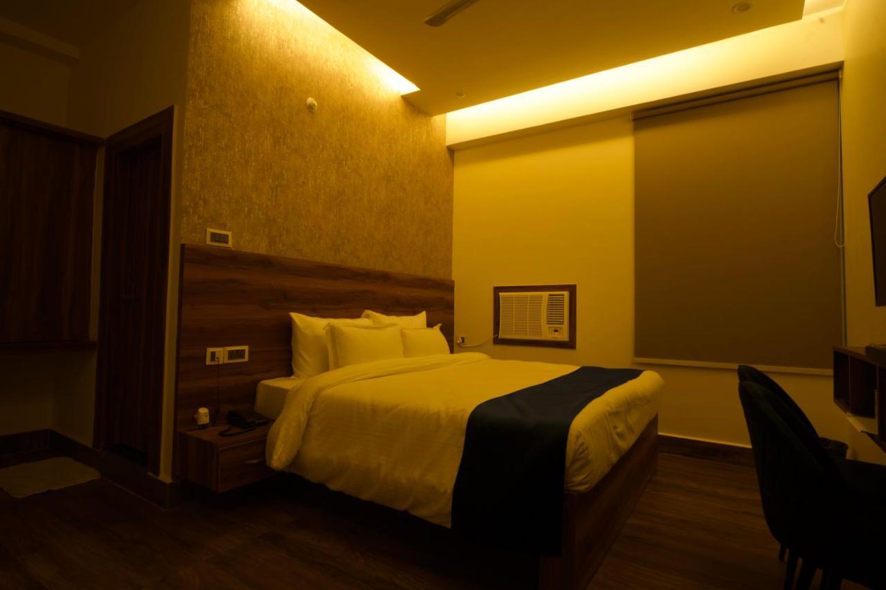Dolphin Club Hotel Chinhat Екстериор снимка