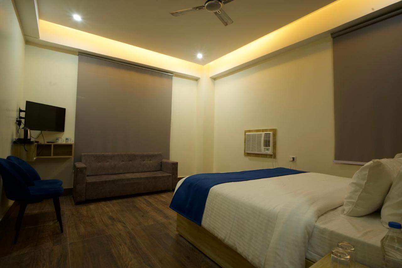 Dolphin Club Hotel Chinhat Екстериор снимка
