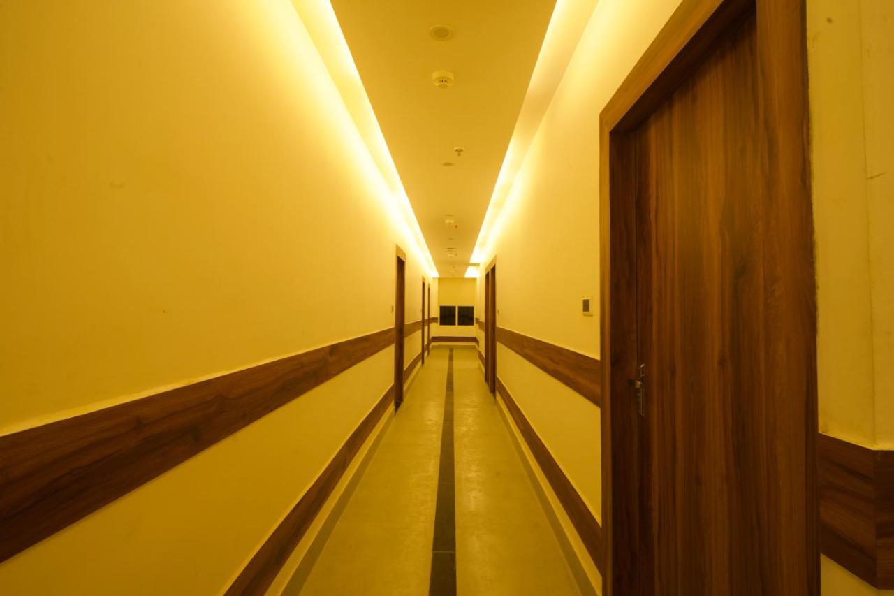 Dolphin Club Hotel Chinhat Екстериор снимка