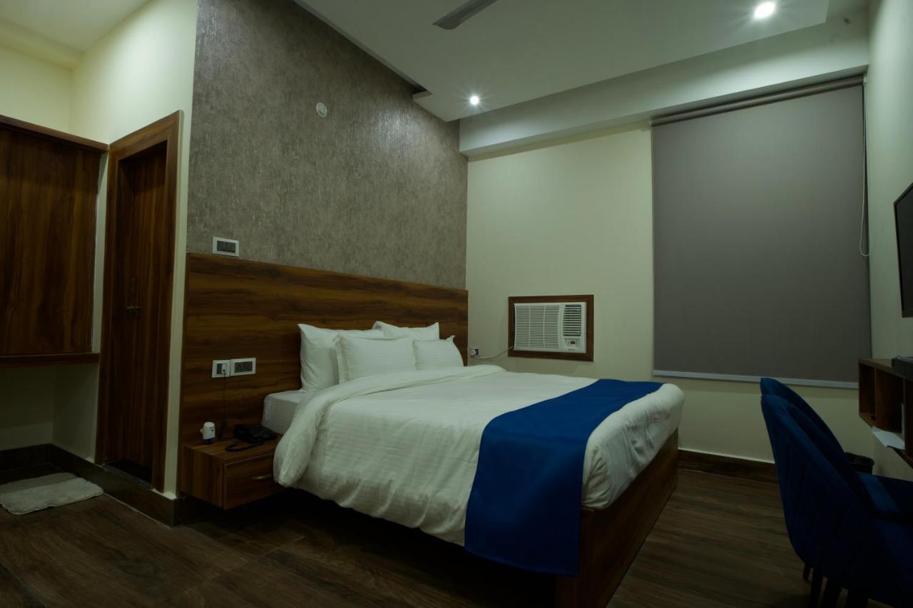 Dolphin Club Hotel Chinhat Екстериор снимка