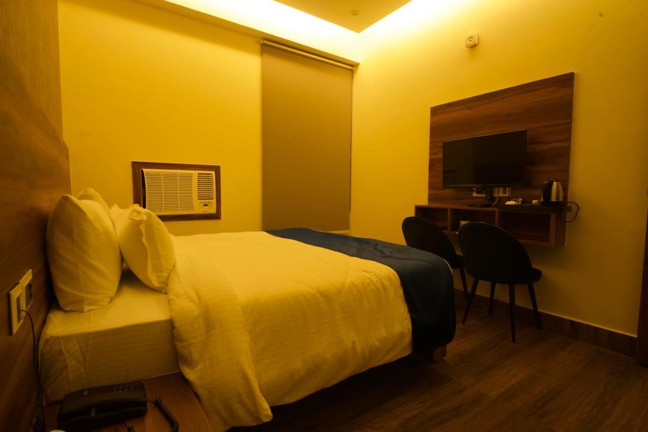Dolphin Club Hotel Chinhat Екстериор снимка
