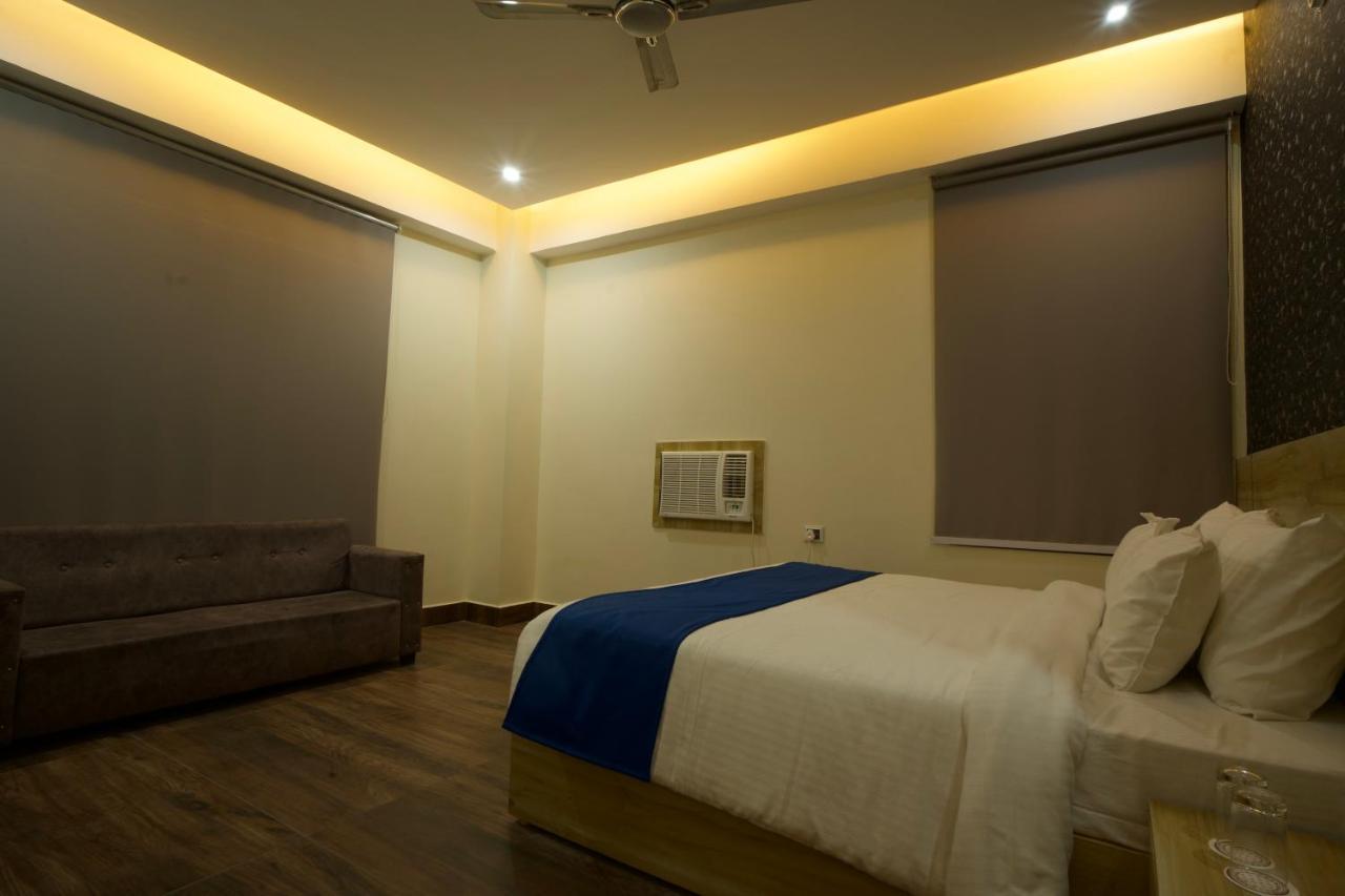 Dolphin Club Hotel Chinhat Екстериор снимка