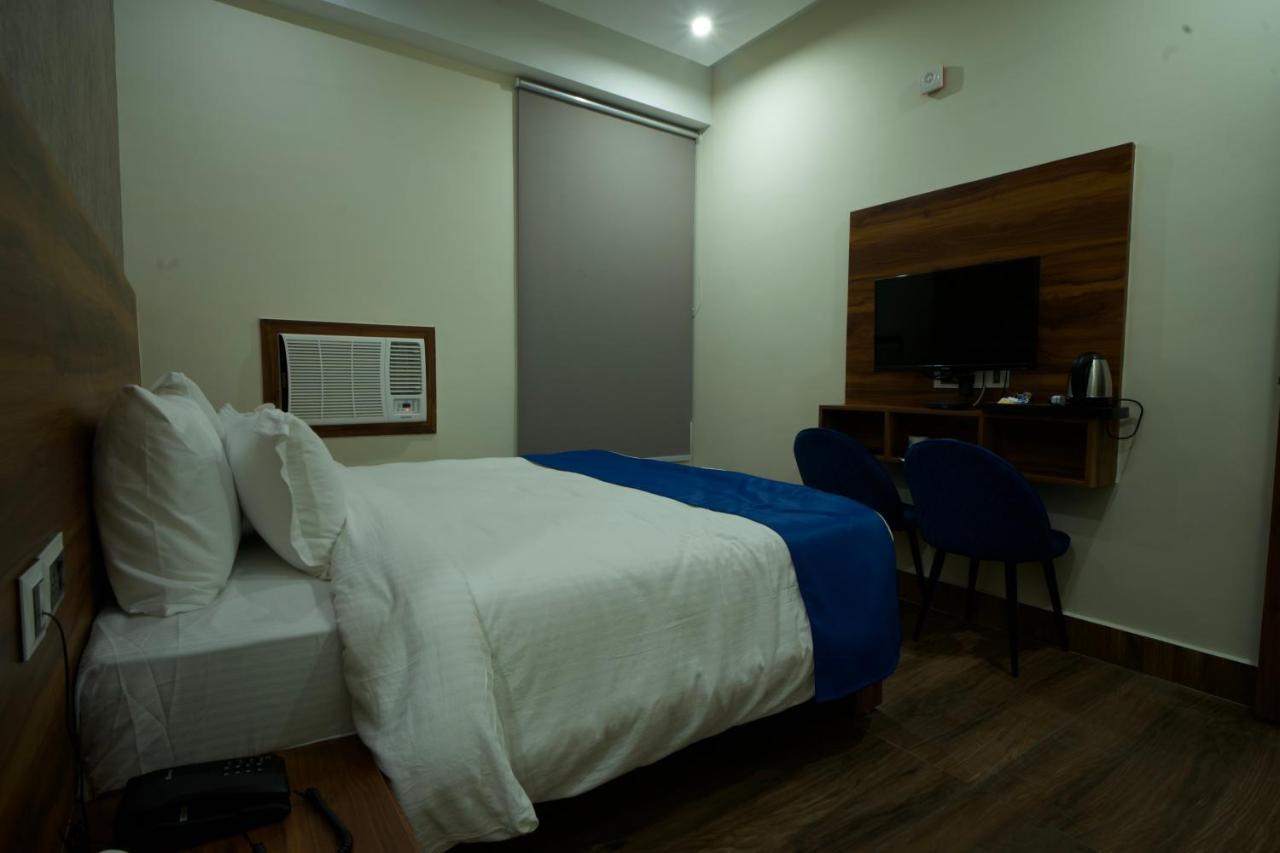 Dolphin Club Hotel Chinhat Екстериор снимка