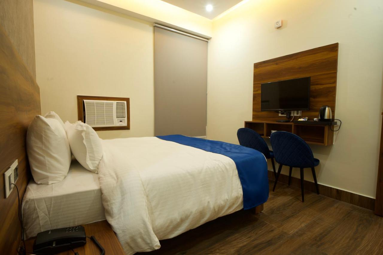 Dolphin Club Hotel Chinhat Екстериор снимка