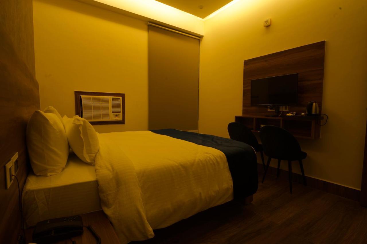 Dolphin Club Hotel Chinhat Екстериор снимка