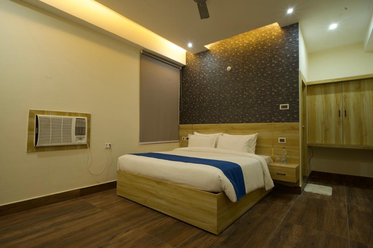 Dolphin Club Hotel Chinhat Екстериор снимка