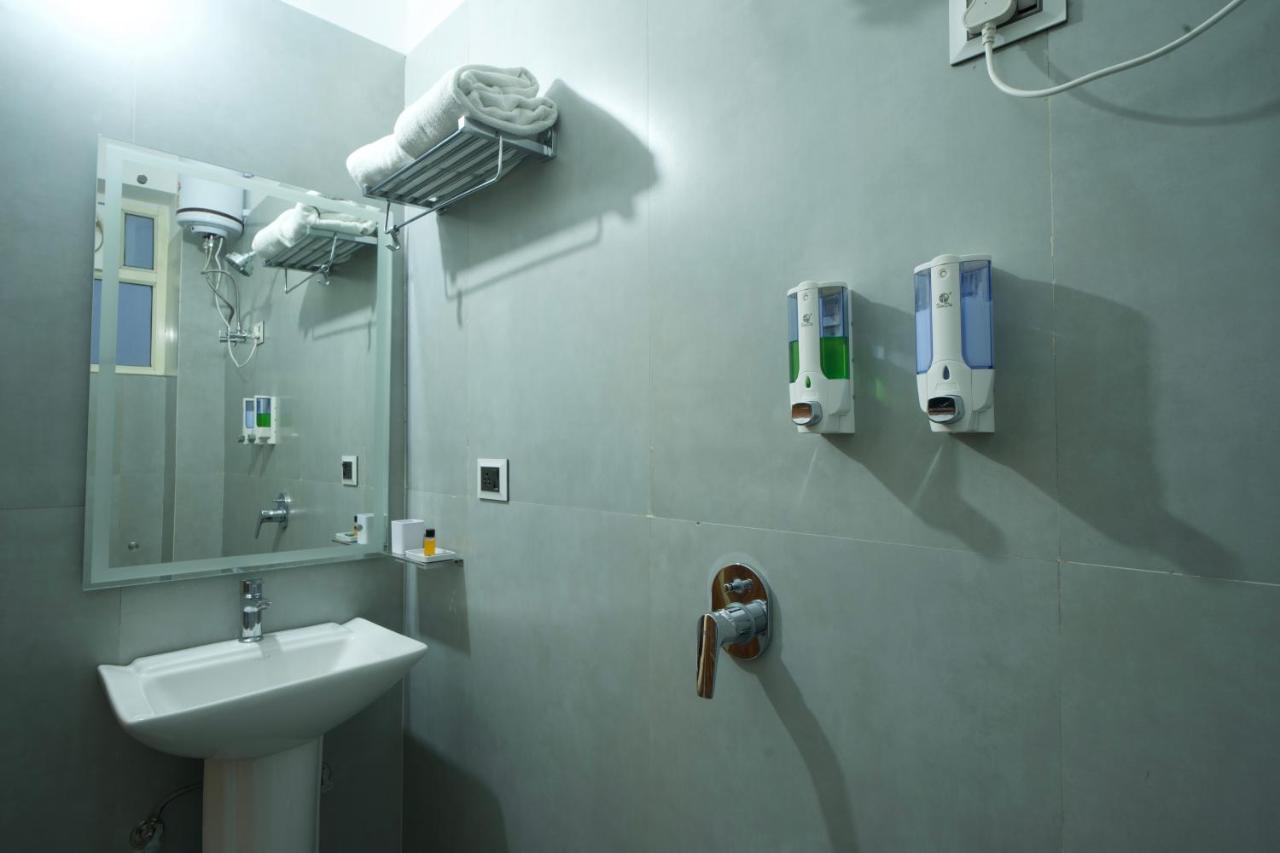 Dolphin Club Hotel Chinhat Екстериор снимка