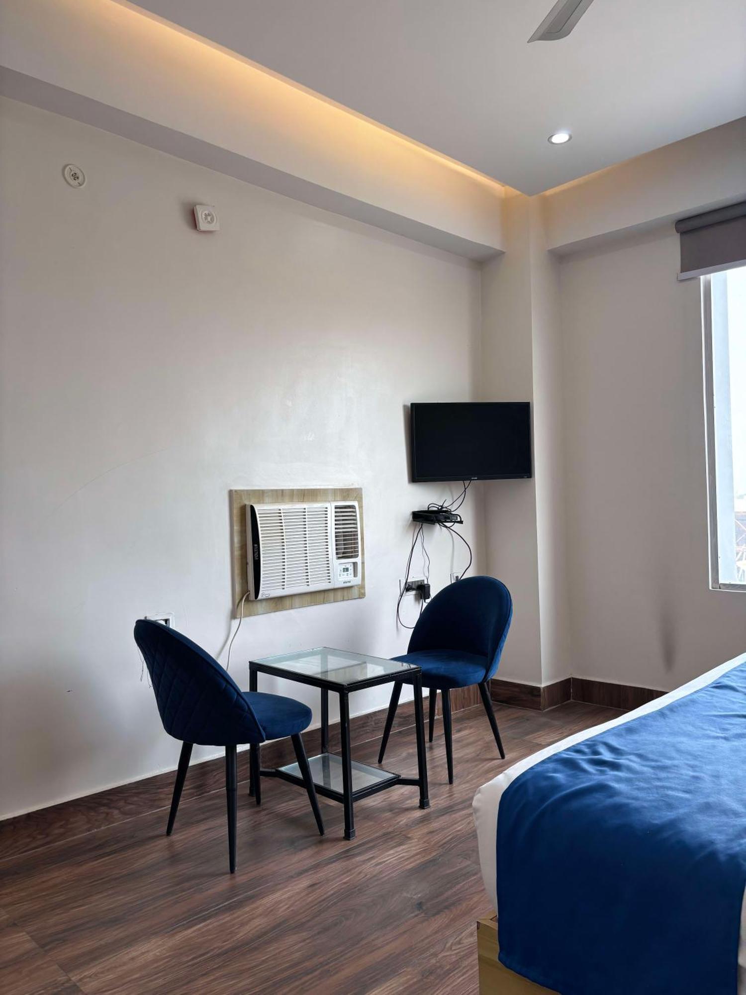 Dolphin Club Hotel Chinhat Екстериор снимка