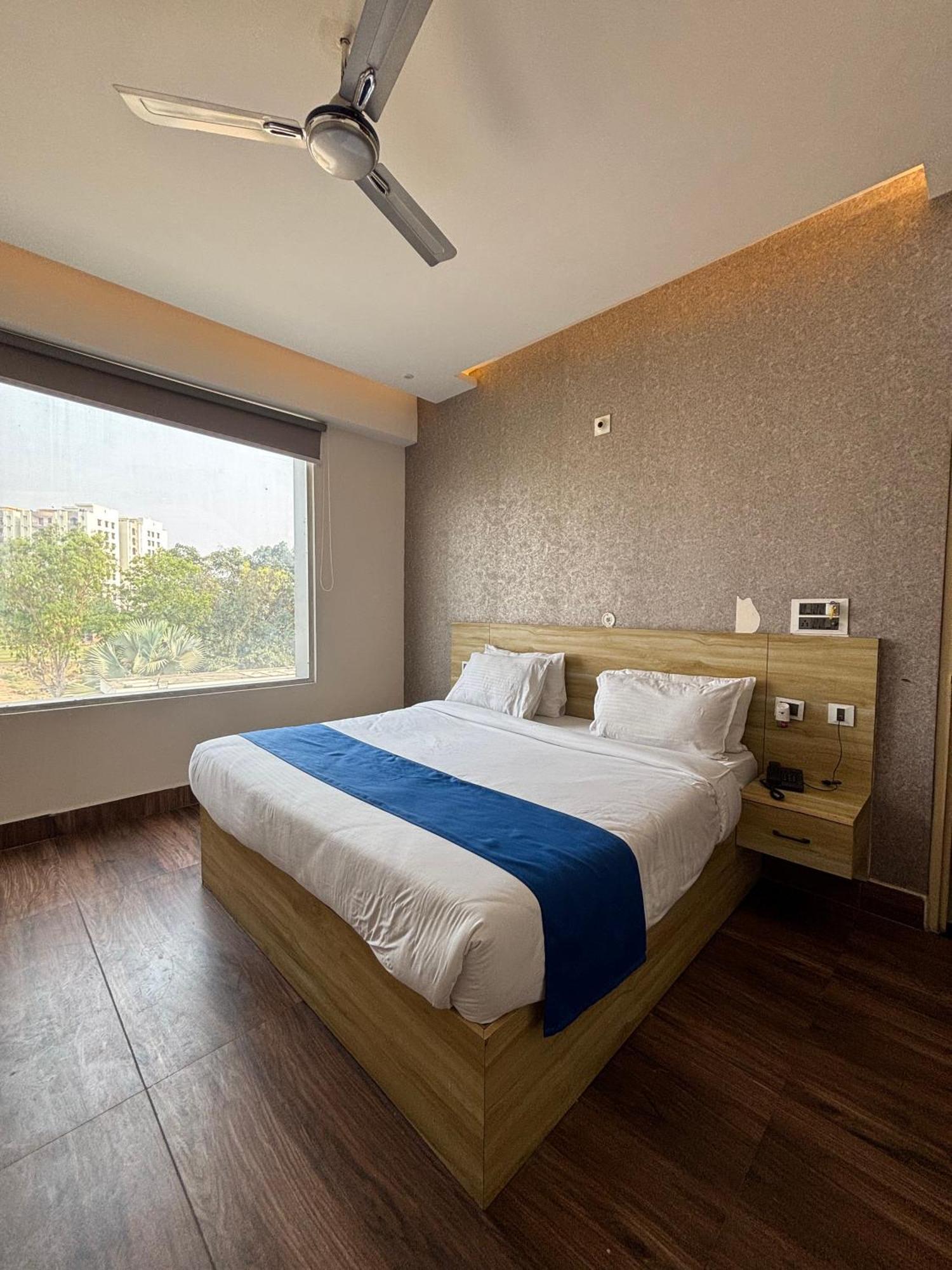 Dolphin Club Hotel Chinhat Екстериор снимка