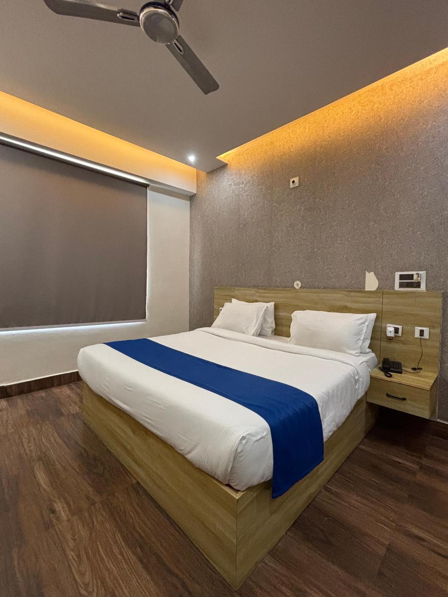 Dolphin Club Hotel Chinhat Екстериор снимка
