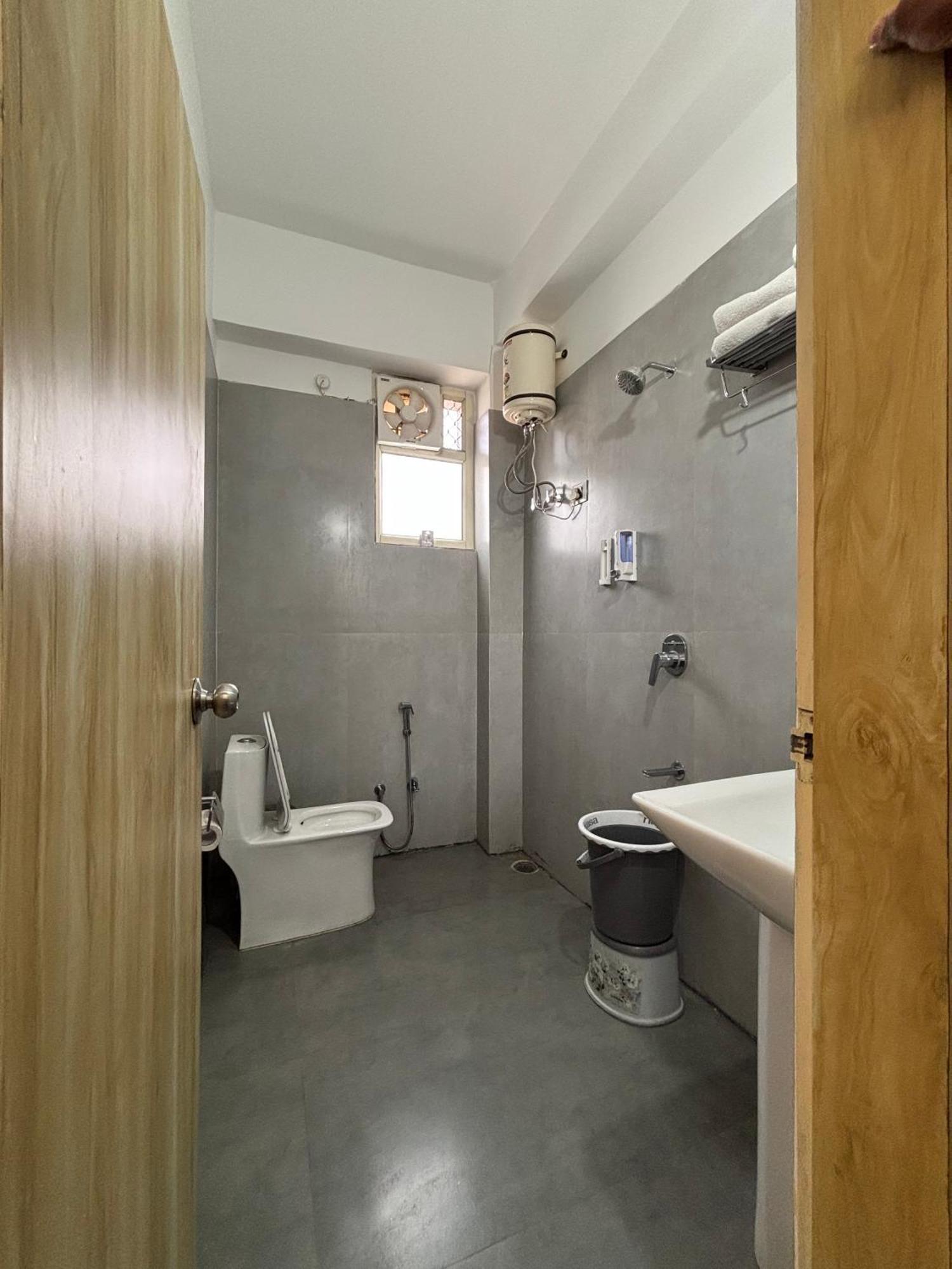 Dolphin Club Hotel Chinhat Екстериор снимка